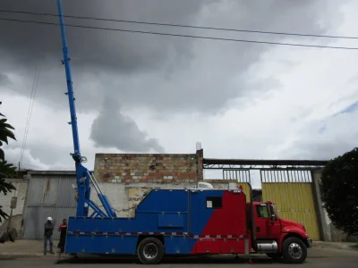 Grúa petrolera en campo de extracción