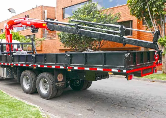 Grúa articulada en operación