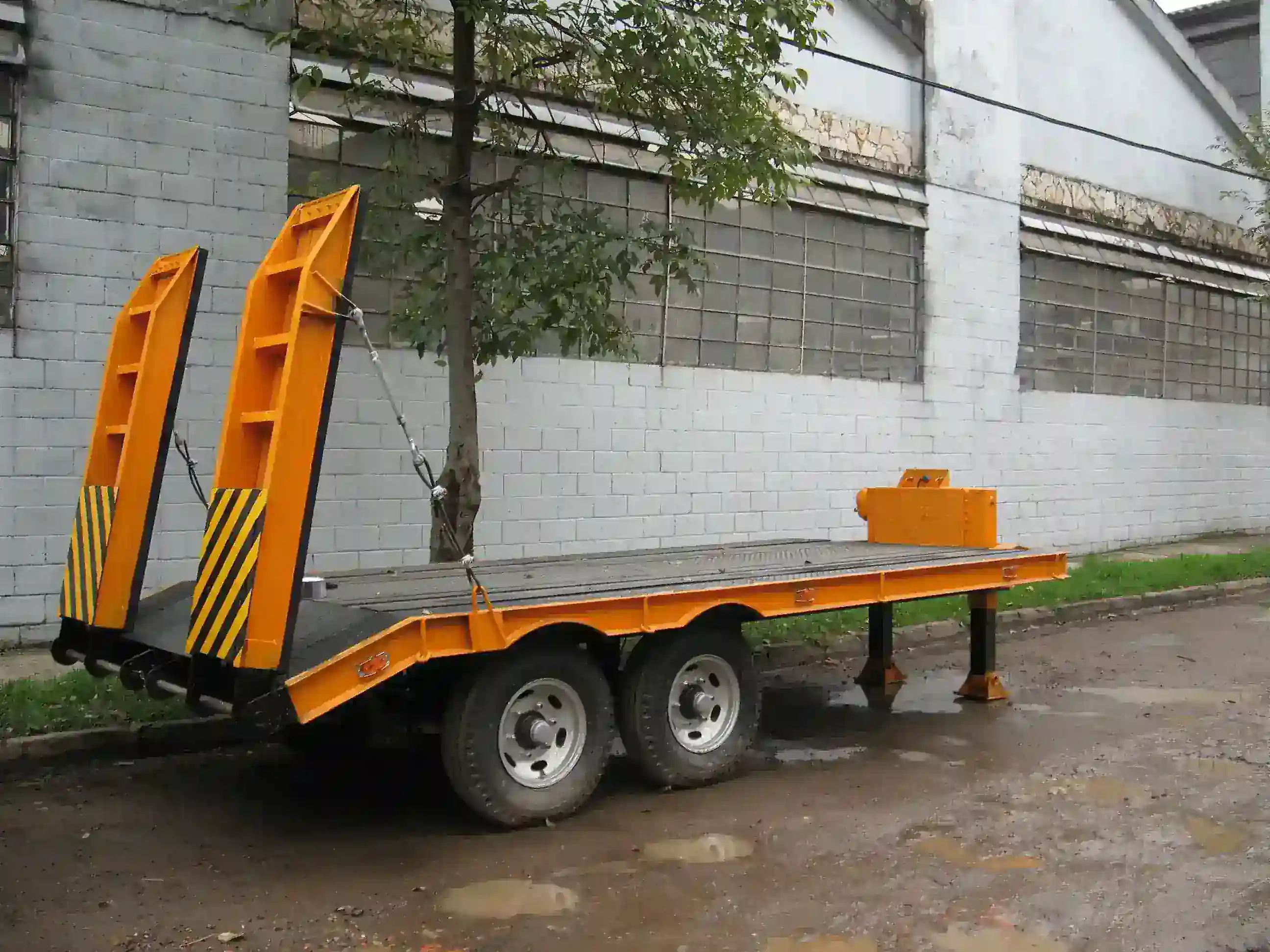 Remolque para maquinaria en operación de transporte